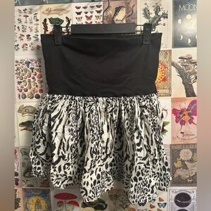 Black and white skirt. Can be folded or high waist. H&M size 8. Good condition